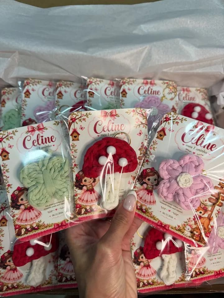 Chaveirinhos de cogumelo, borboleta e flor nas tags com a personagem do tema bosque encantado