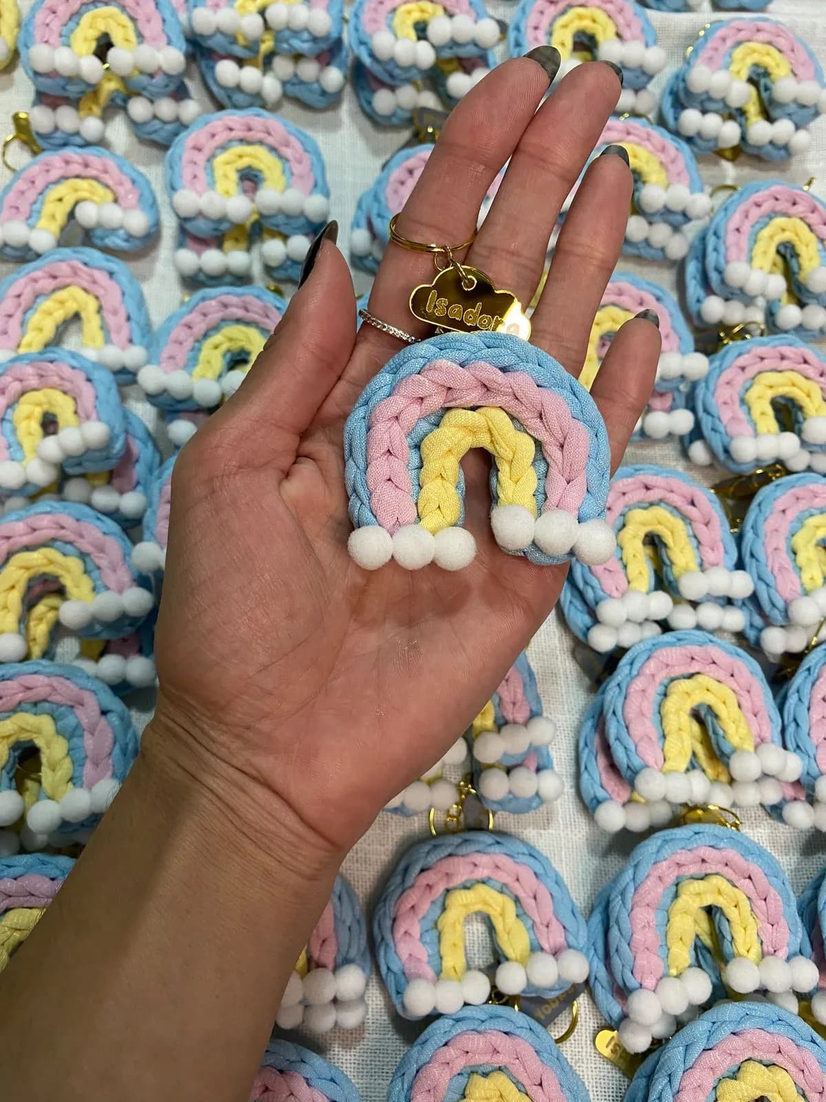 Chaveirinho de arco-íris, em fio de malha, feito à mão pelo Ateliê Malha, foto 1 de 4