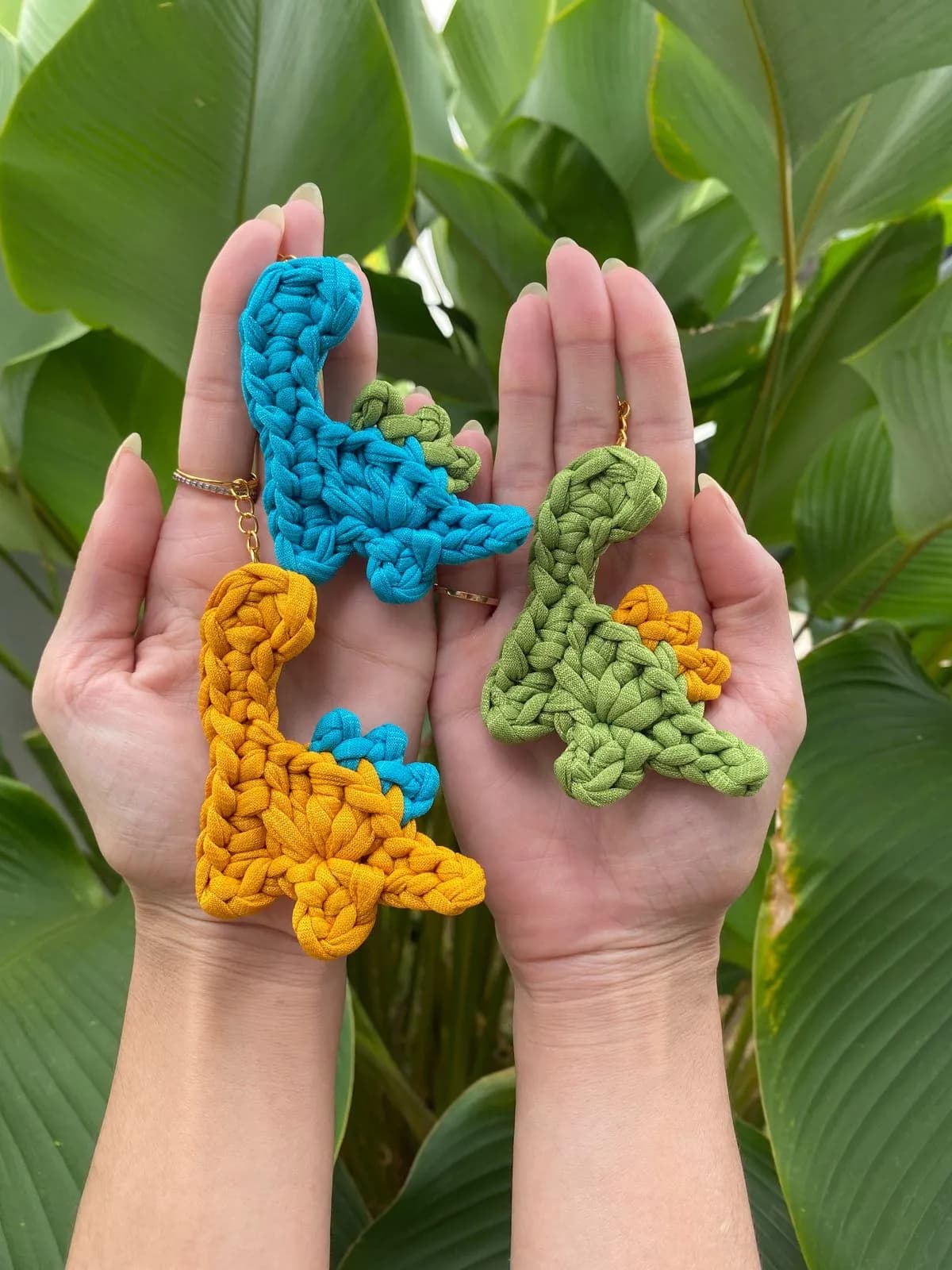 Chaveirinho de dinossauro, em fio de malha, feito à mão pelo Ateliê Malha, foto 1 de 3