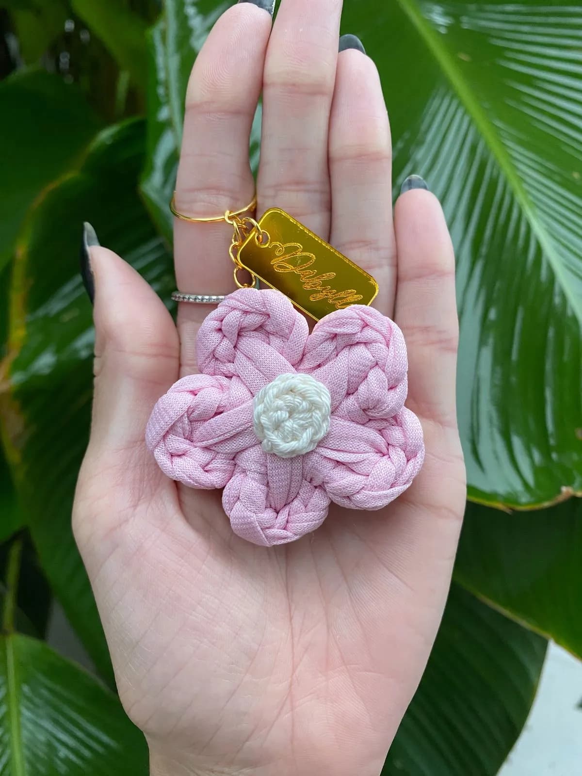 Chaveirinho de flor, em fio de malha, feito à mão pelo Ateliê Malha, foto 1 de 4