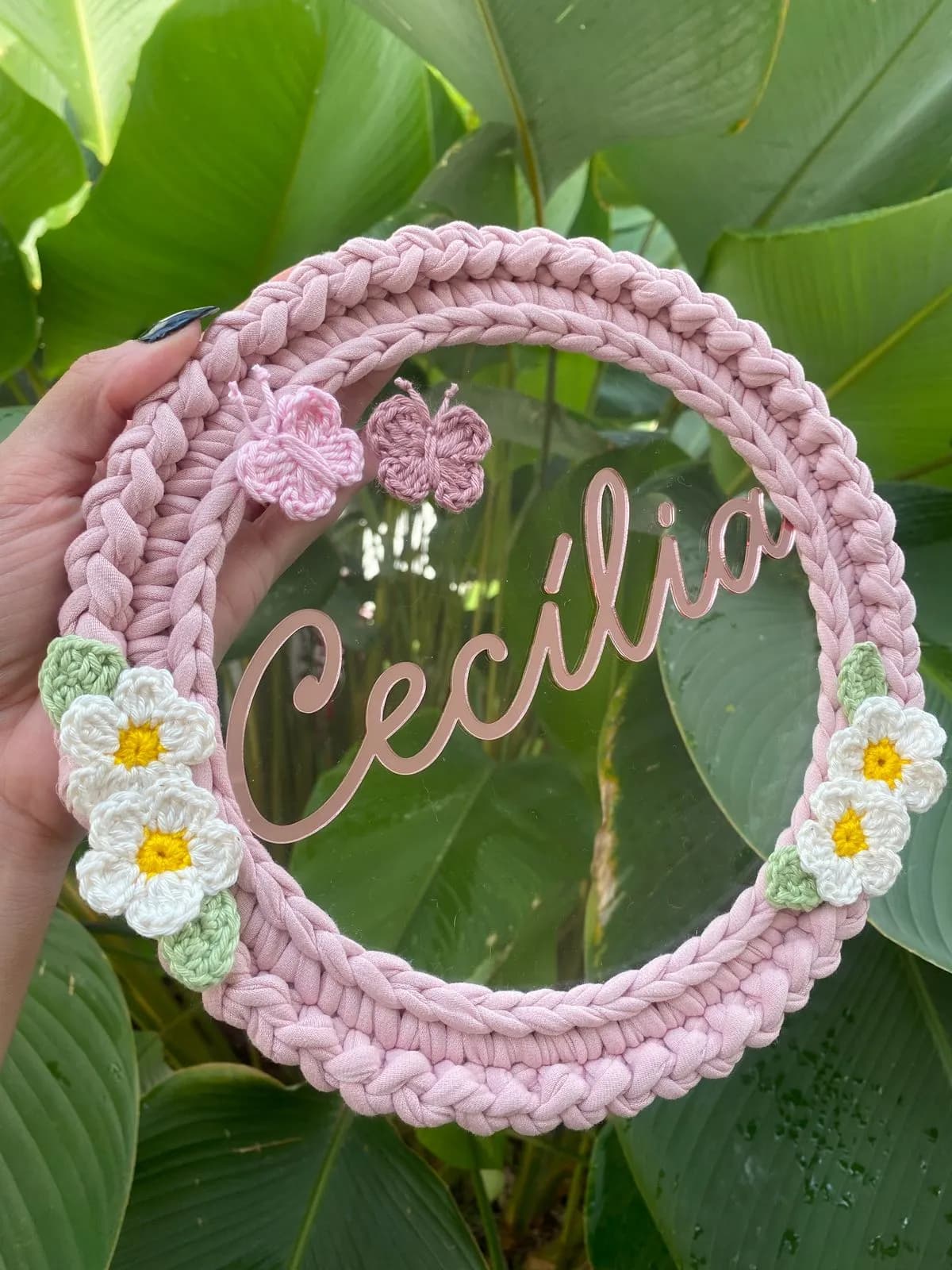 Guirlanda com flores e nome, em fio de malha, feito à mão pelo Ateliê Malha, foto 1 de 3