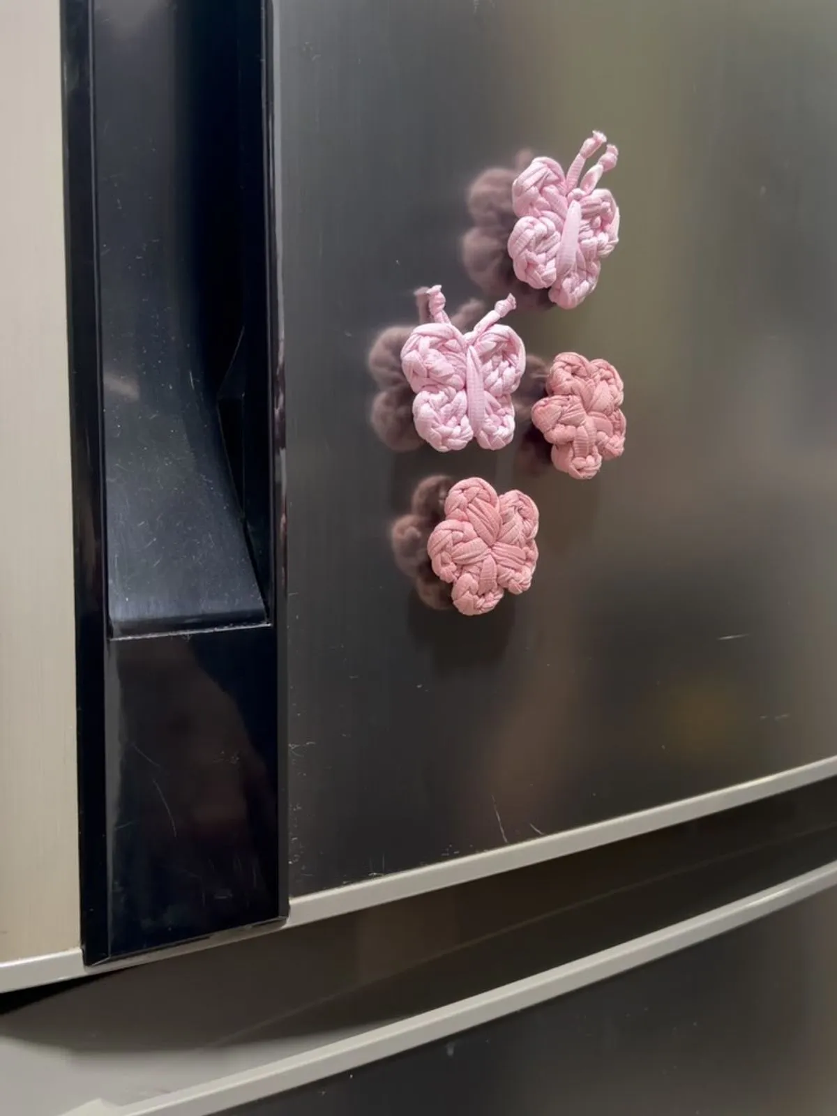 Ímãs de geladeira, em fio de malha, feito à mão pelo Ateliê Malha