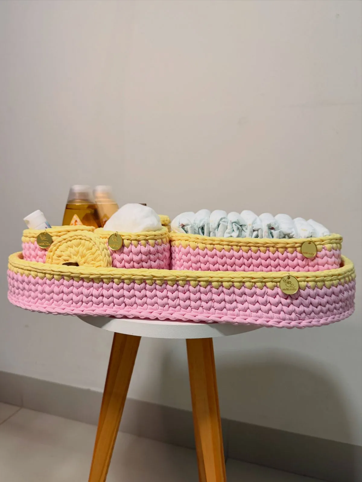 Kit higiene rosa e amarelo, em fio de malha, feito à mão pelo Ateliê Malha, foto 1 de 4